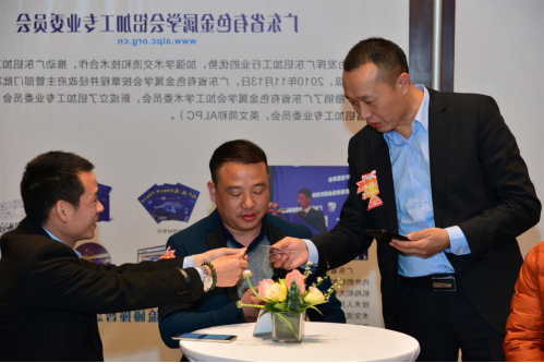 企业家们热情主动交流,现场气氛热络融洽