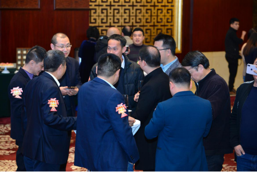 企业家们热情主动交流,现场气氛热络融洽